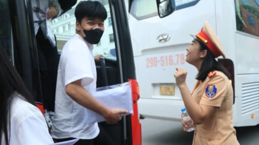 Trường học thuê xe khách, đưa hơn 500 sĩ tử đi thi tốt nghiệp THPT 2025  