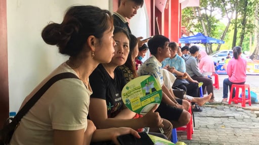 Hành trình cha mẹ đổi 3 chặng xe từ bản làng xuống phố 'tiếp lửa' cho con thi tốt nghiệp THPT 2025