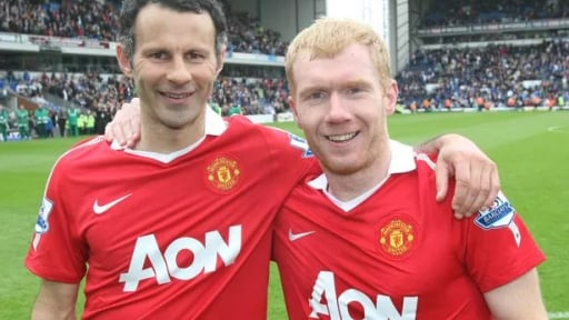 Sự cố khiến Giggs và Paul Scholes đến Việt Nam trễ