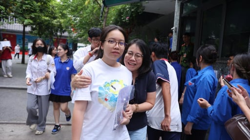Đề thi môn Toán tốt nghiệp THPT năm 2025: 'Bố ơi con 10 điểm rồi”