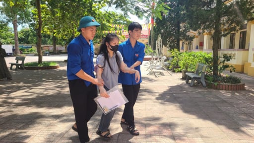 'Con đậu, mẹ sẽ đi theo làm thuê nuôi con ăn học': Lời nói rơi nước mắt của người mẹ có con khuyết tật ở Hà Tĩnh