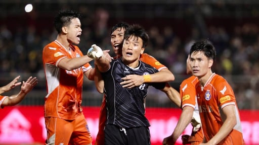 Bùi Tiến Dũng đánh bại Công Phượng, giúp SHB Đà Nẵng ở lại V.League