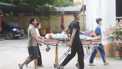 Nam sinh Hà Nội nằm cáng thi tốt nghiệp THPT trong tình trạng gãy xương sườn, tràn dịch màng phổi