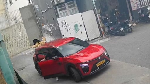 Học sinh lớp 10 ở TP.HCM mất tích sau khi lên xe taxi, gia đình lo ngại bị đưa ra nước ngoài