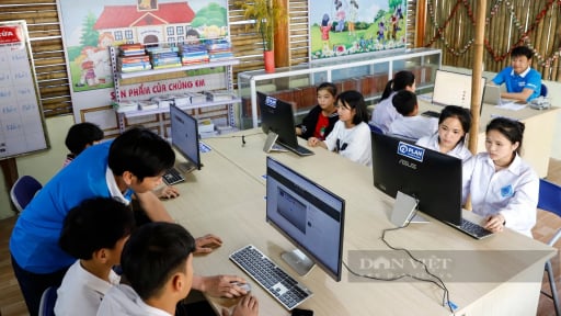 Chị em phụ nữ một bản của Hà Giang, ngày lên nương, tối đi học chữ