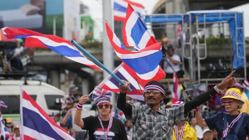 Bangkok 'rực lửa' biểu tình, Thủ tướng Thái Lan bên bờ vực bị lật đổ sau cuộc gọi châm ngòi 'bão chính trị' với ông Hun Sen