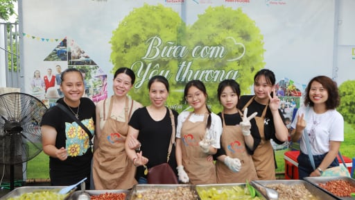 105 tuần Báo Dân Việt tổ chức “Bữa Cơm Yêu Thương”: Sẻ chia may mắn, nhận về những yêu thương! 