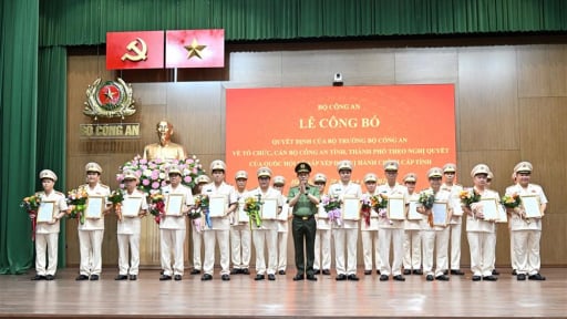 Đại tướng Lương Tam Quang trao quyết định cho 34 Giám đốc công an tỉnh, thành, Thiếu tướng Mai Hoàng phát biểu nhận nhiệm vụ