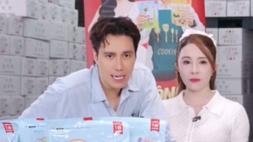 Nghệ sĩ Ưu tú Việt Anh và Quỳnh Nga 'bóc phốt' sản phẩm cho trẻ em 'làm mưa làm gió' thời gian qua