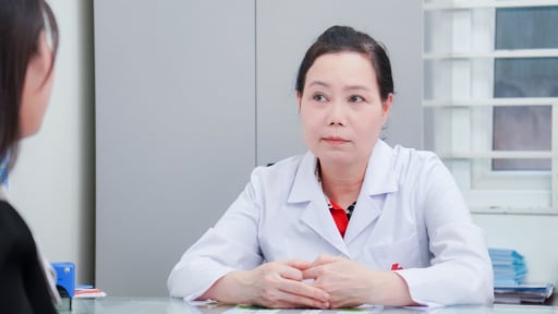 Con gái bị cúm mãi không khỏi, mẹ lo lắng đưa đi nhập viện