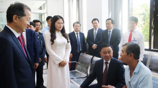 Thường trực Ban Bí thư Trần Cẩm Tú động viên cán bộ Đà Nẵng làm nhiệm vụ trong thời điểm chuyển giao