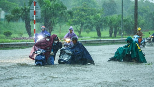 Mưa ngập đến bụng, xe chết máy hàng loạt, người dân Hà Nội bì bõm lội nước về nhà