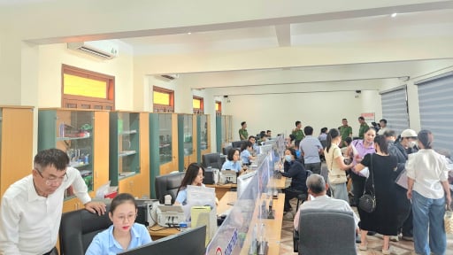 Ngày đầu làm việc tại tỉnh Quảng Trị mới: Có cán bộ dậy từ 5 giờ sáng vượt đường đèo đi nộp con dấu