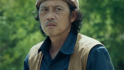 Nghệ sĩ Ưu tú Hoài Linh bị đồng nghiệp đánh ngã rơi từ trên thuyền xuống sông trong phim mới