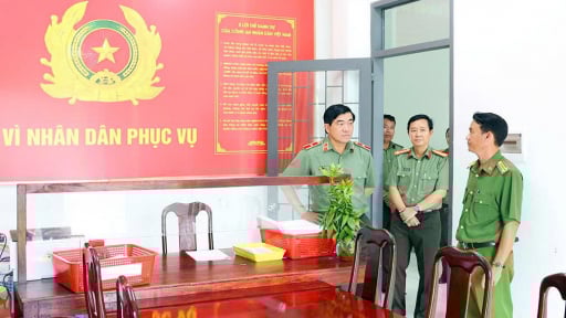 Ngay sau khi công bố hợp nhất tỉnh, Giám đốc Công an tỉnh An Giang đi kiểm tra cơ sở vật chất, động viên CBCS Công an cấp xã