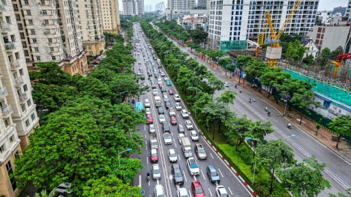 Cảnh trái ngược trên hai tuyến đường Võ Chí Công và Phạm Văn Đồng ngày đầu thí điểm phân làn