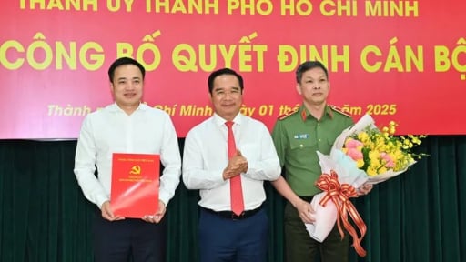 Thành ủy TP.HCM công bố và trao các quyết định nhân sự