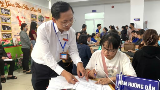 Ngày đầu làm việc tại phường đông dân nhất TP.HCM: Cán bộ có mặt từ 5h30 sáng