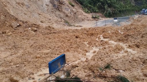 Sạt lở đất vùi lấp người đàn ông đang điều khiển xe máy tử vong thương tâm, người vợ may mắn thoát nạn
