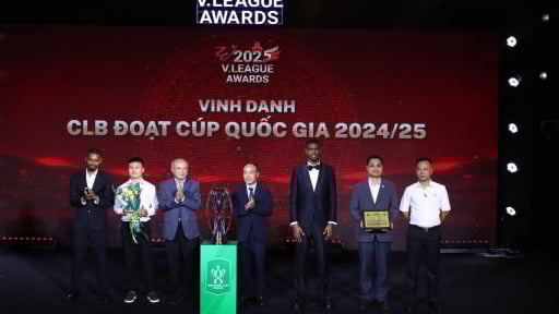 Bộ trưởng Lương Tam Quang thưởng CLB CAHN 1 tỷ đồng