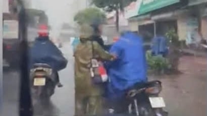 Cảnh sát vào cuộc vụ tài xế xe ôm công nghệ bị hành hung giữa trời mưa