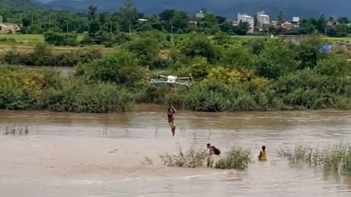 Người dân dùng máy bay không người lái cứu 2 cháu nhỏ mắc kẹt giữa dòng lũ chảy xiết
