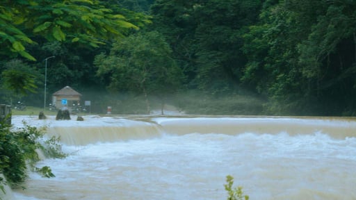 Tỉnh không sáp nhập này gây bất ngờ khi thác đổ trắng trời, suối ngả nâu đục như “cà phê sữa đá”