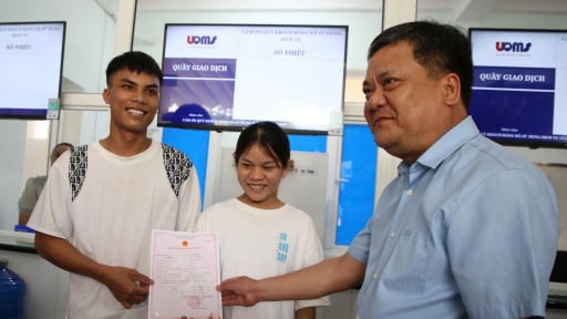 Đăng ký kết hôn ở xã mới, vợ chồng trẻ được Chủ tịch tỉnh Quảng Trị chúc phúc