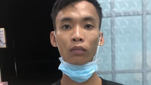 Ngồi tâm sự với bạn gái trên đoạn đường vắng, bị 2 người lạ đánh, cướp xe máy