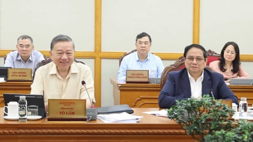 Bộ Chính trị: Khẩn trương rà soát, sửa đổi quy định về chế độ, tiền lương với cán bộ, công chức