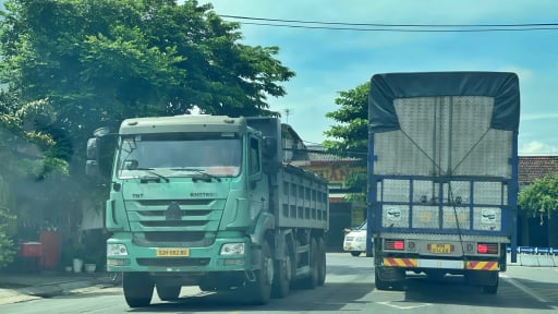 Đà Nẵng: Xe tải trọng tải lớn, xe khách chen nhau chạy, người dân không dám mở cửa nhà 