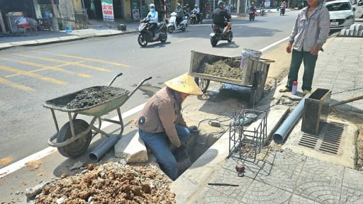 Nghịch lý ở Quảng Trị: Hố ga thoát nước lại nằm trên... vỉa hè