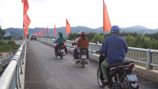 Ngôi làng nhỏ ở tỉnh Gia Lai, từng 'gồng mình' cõng con đi học, cõng mẹ đi khám bệnh, giờ có cây cầu 'chục tỷ', ô tô bon bon vào làng