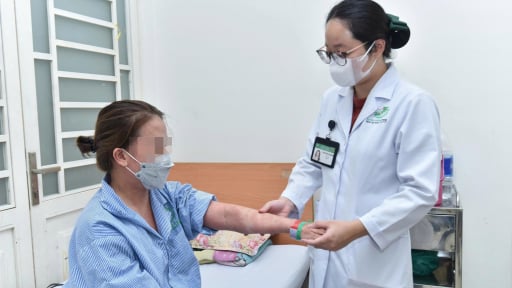 Suýt mất mạng vì 'thần dược' giảm cân, thải độc giá rẻ, người phụ nữ toàn thân nổi mụn mủ