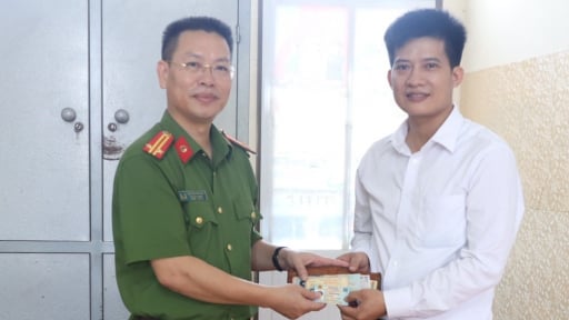 Trung tá Công an TP.Hải Phòng trả lại giấy tờ, tài sản trả cho người dân đánh rơi