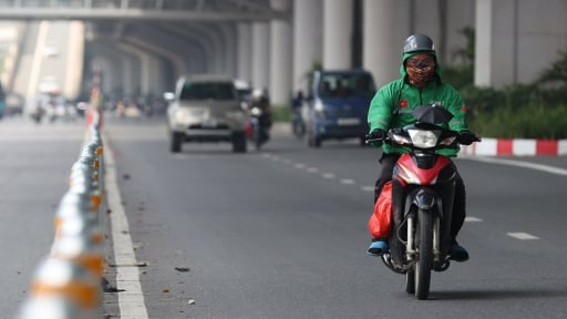 Xe máy đi hàng dài vào làn ôtô trên tuyến đường mới lắp dải phân cách cứng, CGST Hà Nội nói gì?
