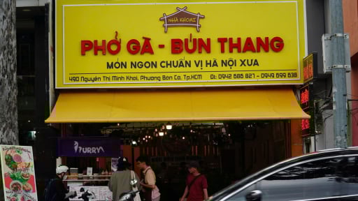 Quán ăn, cửa hàng tại TP.HCM thay bảng hiệu, cập nhật địa chỉ mới