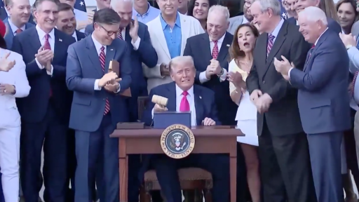 Ông Trump ký 'Dự luật lớn tuyệt đẹp' sau màn bay biểu diễn của oanh tạc cơ B-2