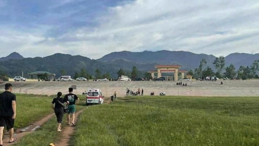 Ô tô bị ngập nước khi đi vào lòng đập ở Quảng Ninh, cặp vợ chồng tử vong 
