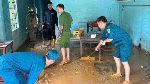 Mưa tạnh, nước rút, cán bộ ở Đà Nẵng đến nhà người dân dọn bùn đất