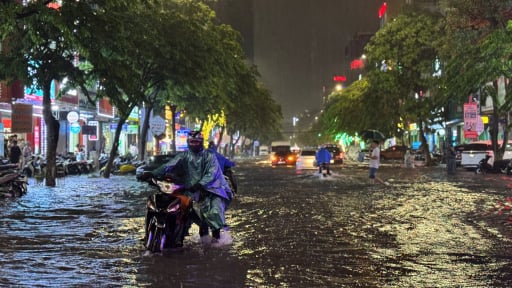 Mưa tháng 7 gây ngập nặng nhiều nơi, Đà Nẵng đưa ra cảnh báo
