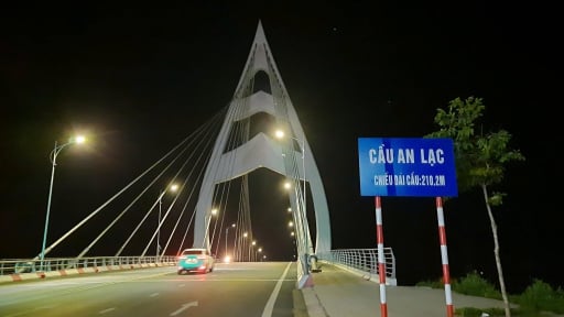 Đèn trang trí cầu An Lạc 200 tỷ ở Quảng Trị 'tắt lịm' sau 1 tháng bàn giao