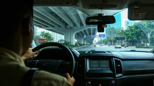 Hàng loạt xe máy đi vào làn ô tô đường Phạm Văn Đồng, công an phát loa cảnh báo