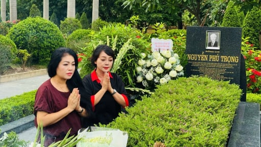 Nghệ sĩ Trà My, ca sĩ Anh Thơ xúc động khi đến viếng mộ cố Tổng Bí thư Nguyễn Phú Trọng 