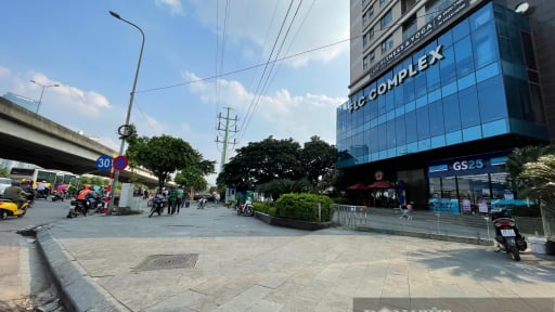 Sau vụ người bán nước đuổi cô gái chờ xe trên vỉa hè: Tình trạng lấn chiếm quanh bến xe Mỹ Đình có được xử lý?