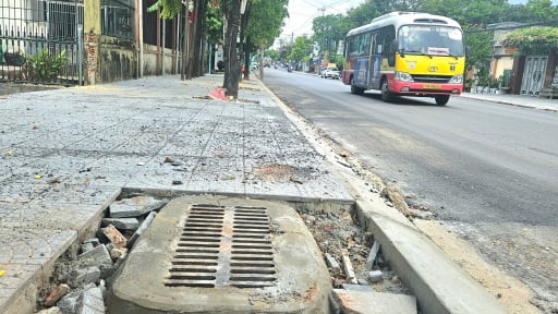 Chủ tịch UBND tỉnh Quảng Trị yêu cầu làm rõ vụ “lạ đời” hố ga thoát nước nằm trên vỉa hè, sau phản ánh của Dân Việt