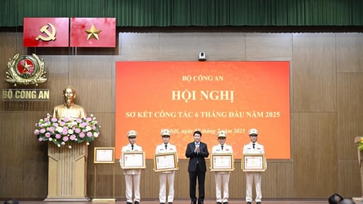 Bộ trưởng Bộ Công an và 3 Thứ trưởng nhận Huân chương cao quý