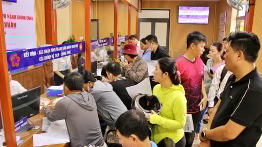 Đà Nẵng: Người dân làm thủ tục từ 5h sáng, phường phải đặt thêm nơi giải quyết hồ sơ tránh ùn ứ