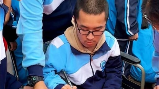 Cha cõng con trai khuyết tật đến trường suốt 12 năm, nay “hái quả ngọt”