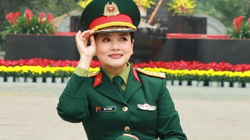 Nghệ sĩ Nhân dân mang hàm Đại tá được Thủ trưởng cấp cao của Tổng cục Chính trị trao quyết định nâng lương 